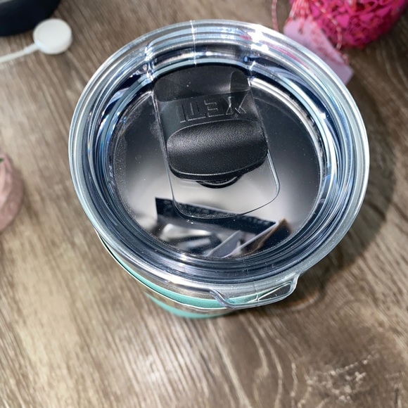 Yeti Tumbler 20oz - Picture 5 of 6